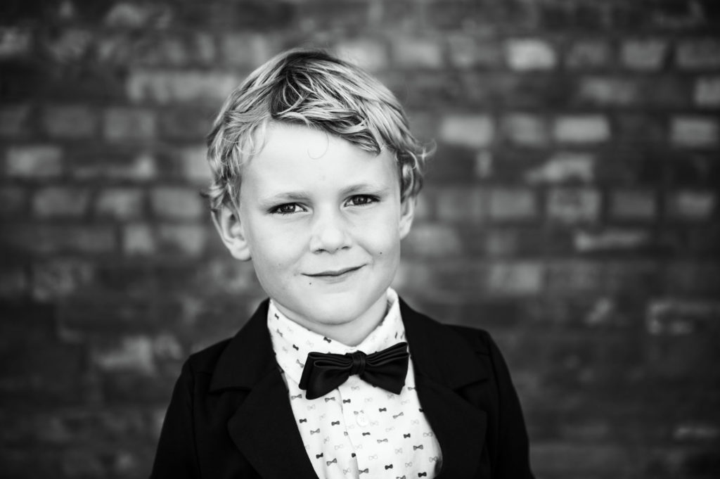 Zwart-wit communiefoto van jongen in transfo Zwevegem