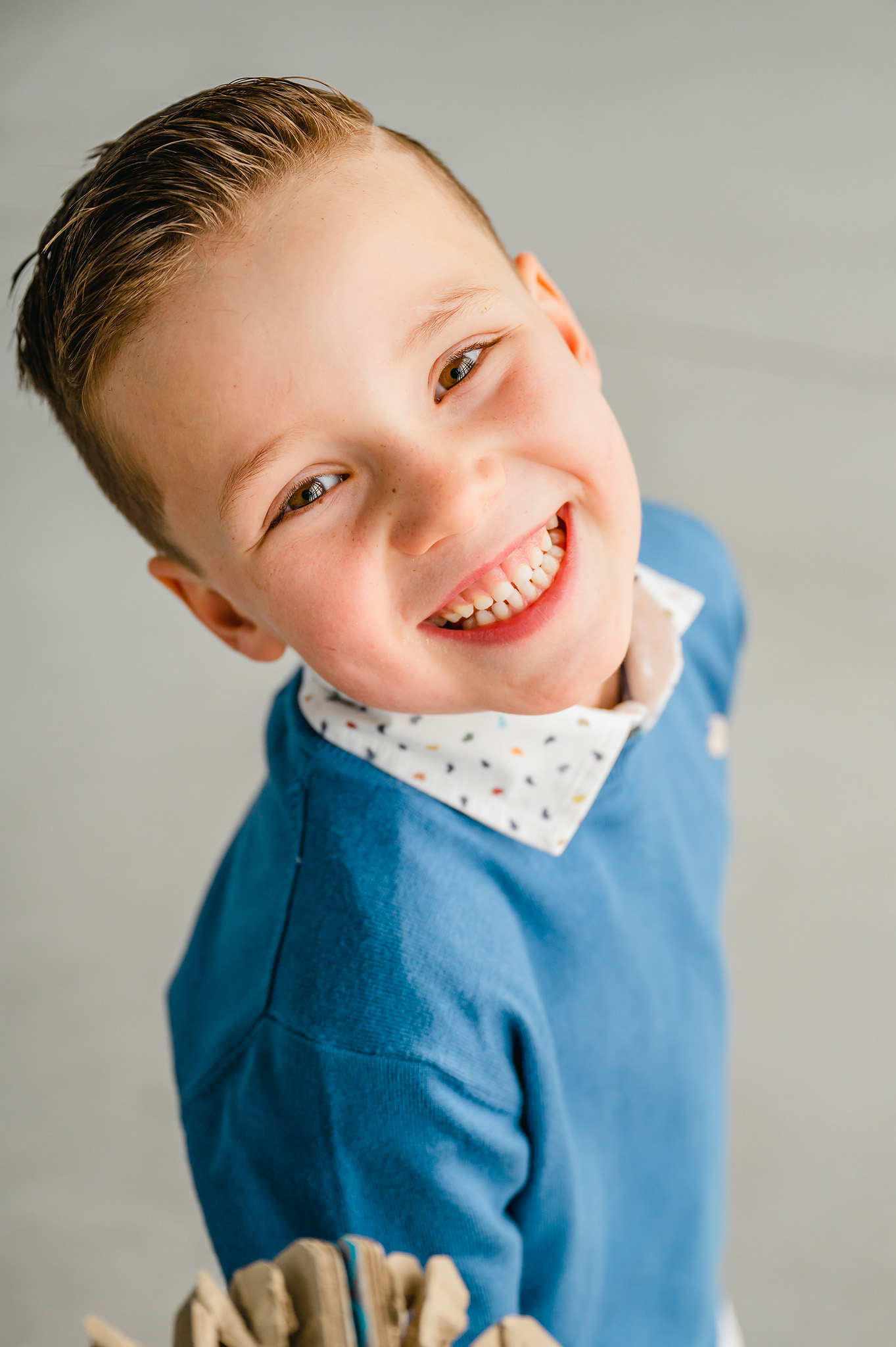 Lentefeest communie portret foto jongen industrieel modern close-up vrolijk