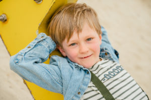 Lentefeest / communie portret foto jongen genomen in Verbeke foundation serre vrolijk en speels