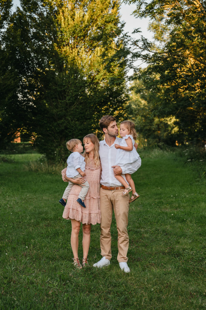 Familiefoto in de natuur tijdens gouden uur door fotograaf uit Zwevegem