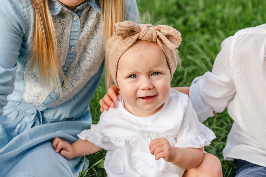 Kinderportret van eenjarig meisje tijdens een gezinsfotoshoot