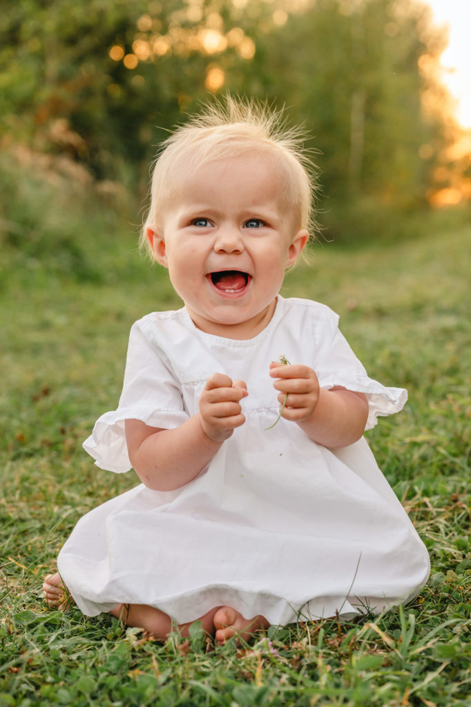 Kinderportret van eenjarig meisje tijdens golden hour