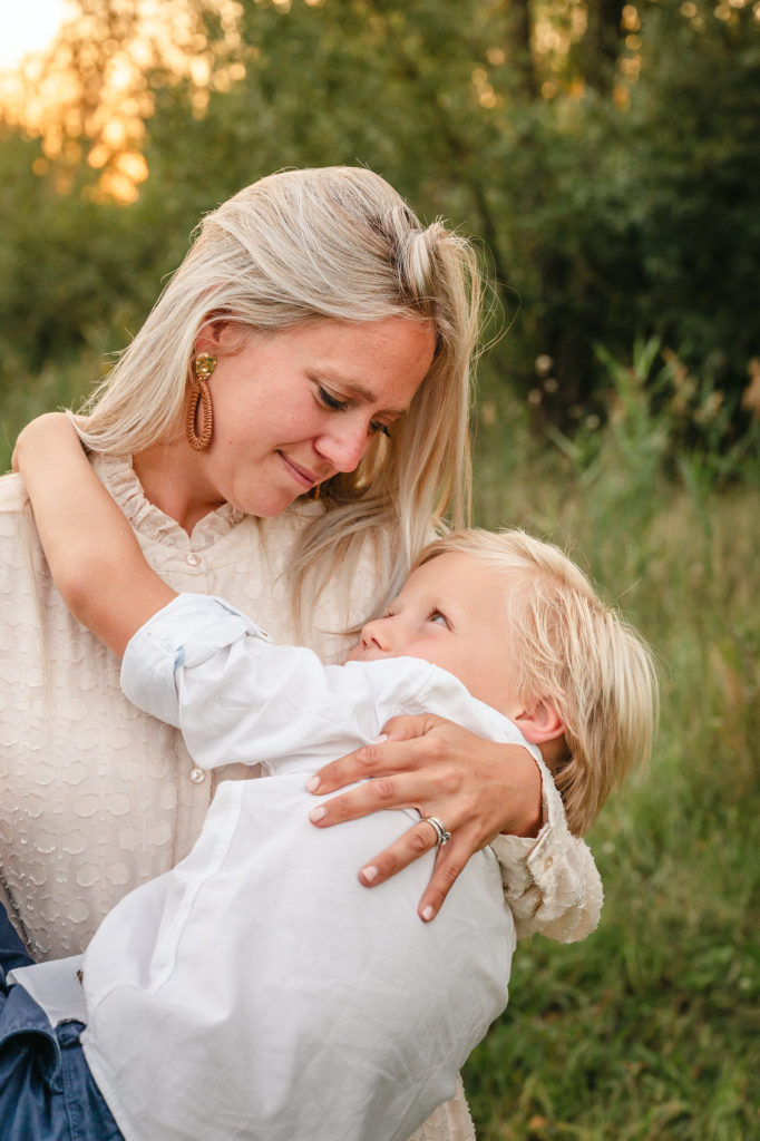 Moeder en zoon tijdens een gezinsfotoshoot