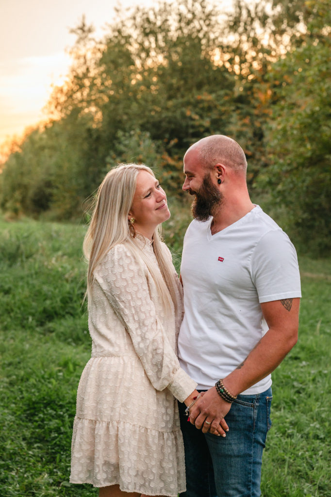 Foto van koppel tijdens een gezinsfotoshoot
