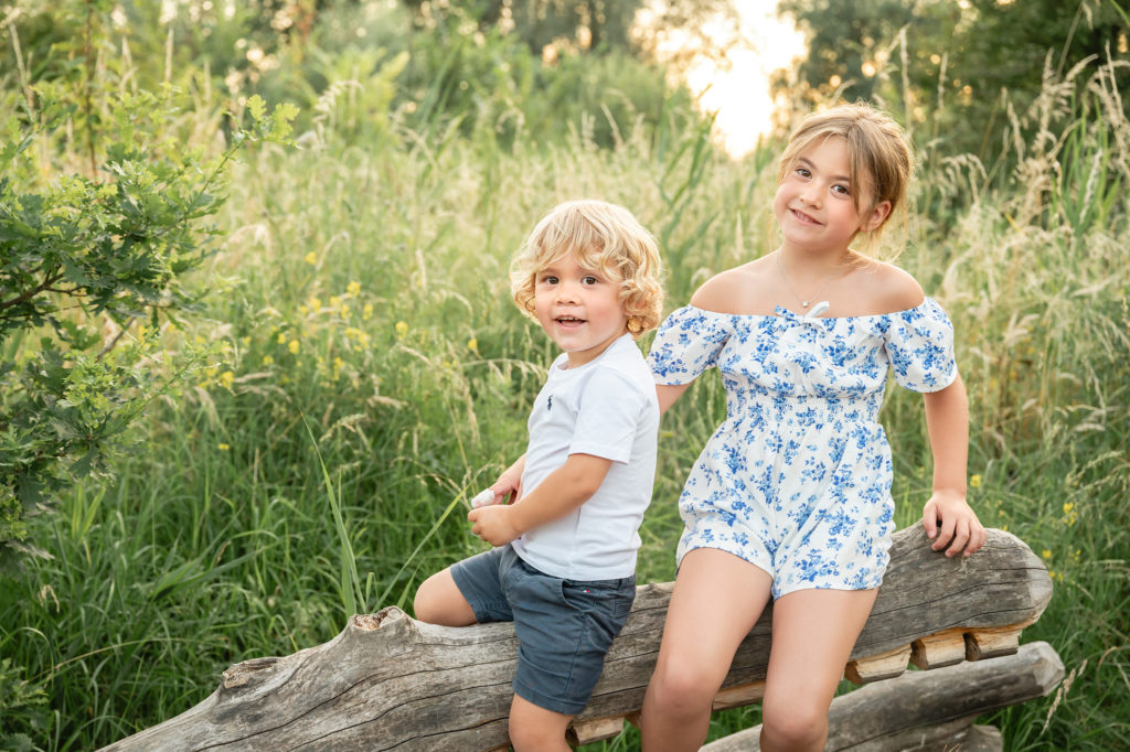 Speelse foto van broer en zus tijdens een gezinsfotoshoot in een stuk natuur te Zwevegem
