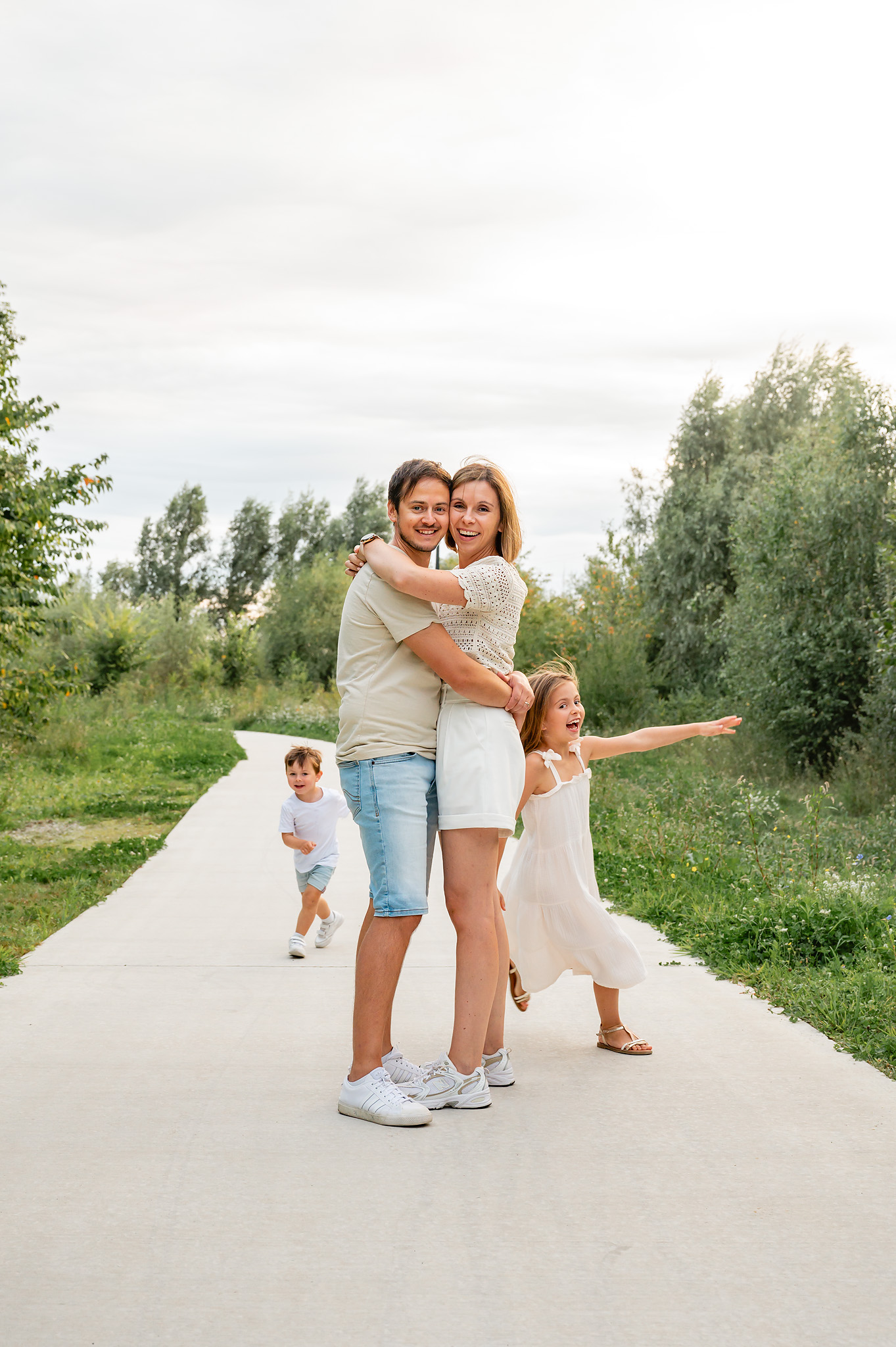 Gezinsfoto van een gezin van 4 met spelende kinderen te Zwevegem