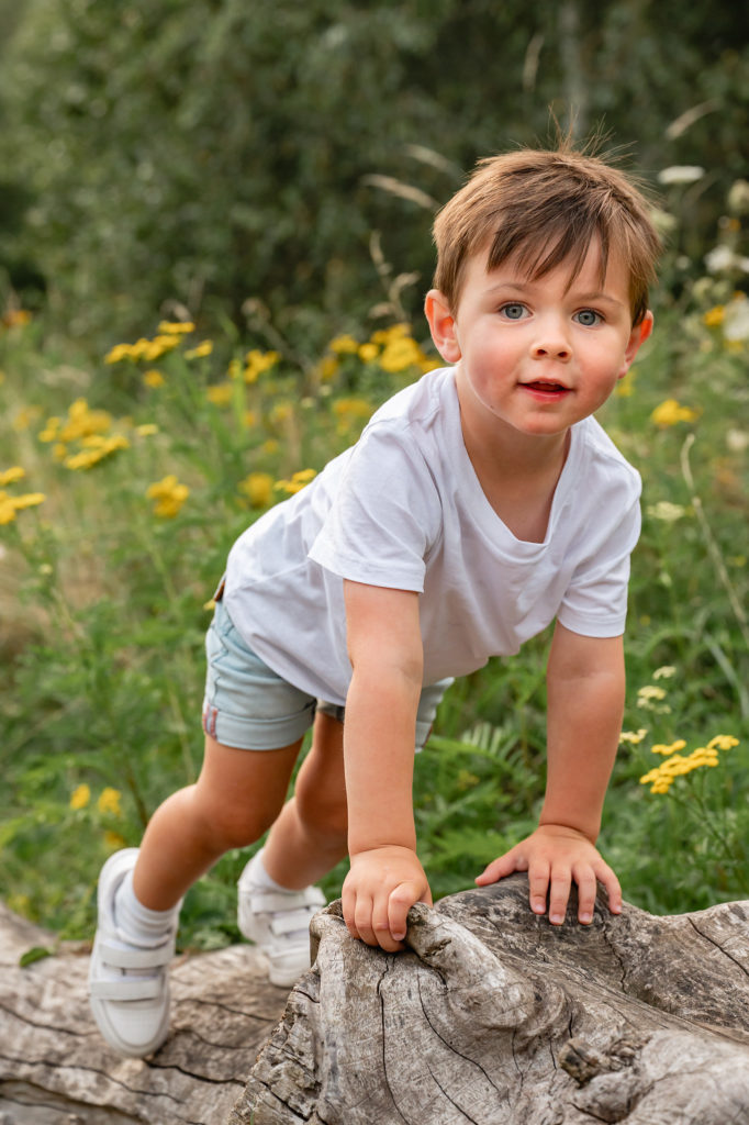 Portret van spelende jongen tijdens een gezinsfotoshoot