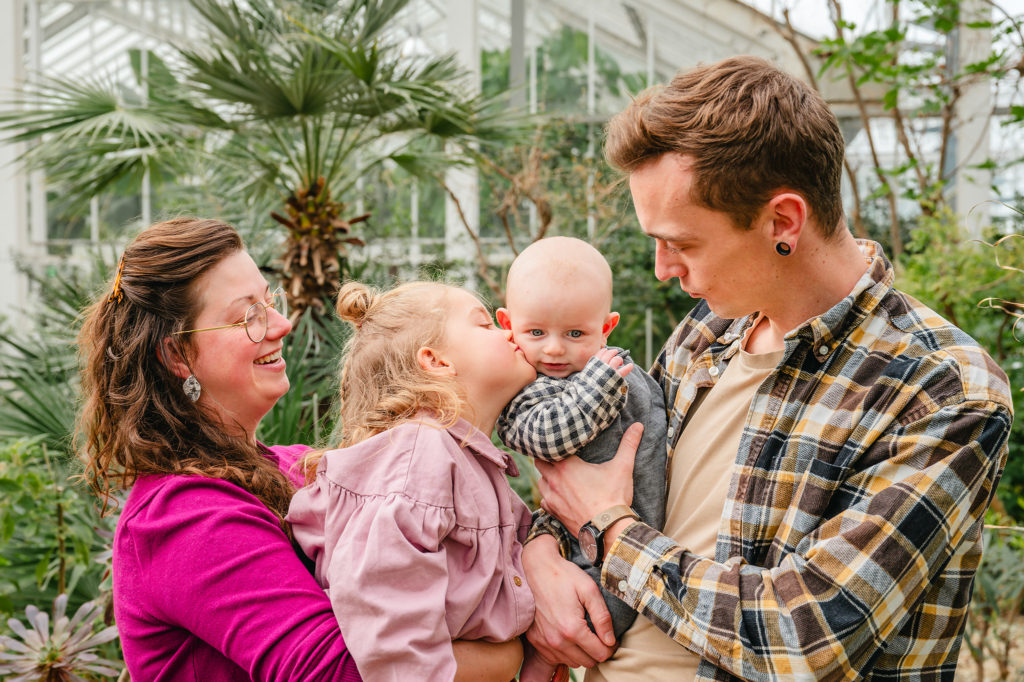 Gezinsfoto in de plantentuin van Meise