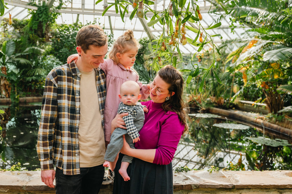 Gezinsfoto in de plantentuin van Meise