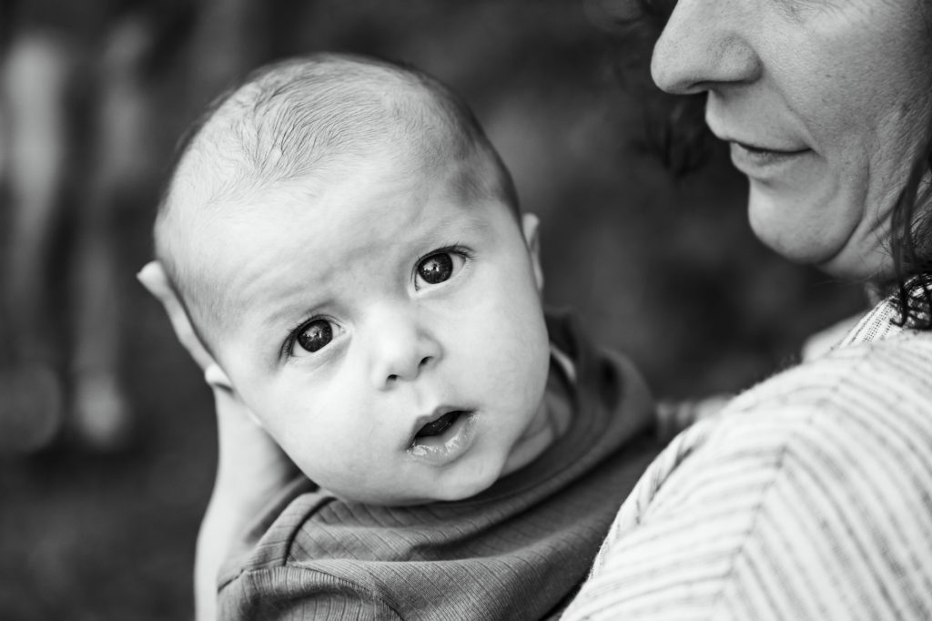 Zwart-wit portret van baby tijdens gezinsfotoshoot