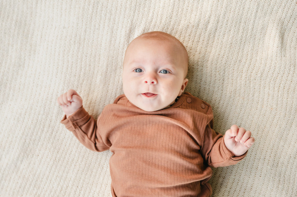 Kinderportret met baby tijdens gezinsfotoshoot