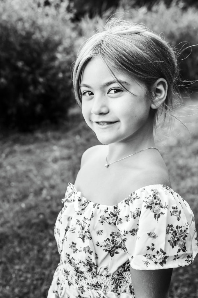 Zwart-wit kinderportret genomen tijdens een gezinsfotoshoot in de natuur te Zwevegem