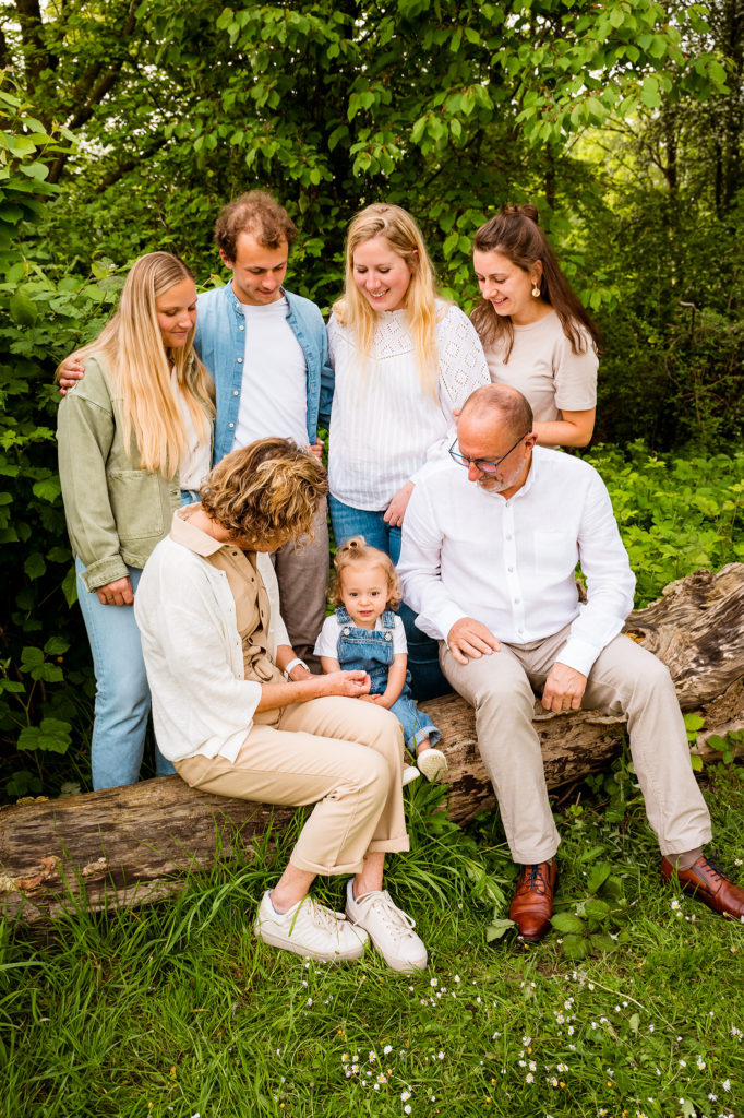 Familieshoot met grootouders tijdens golden hour in het groen door fotograaf te Zwevegem