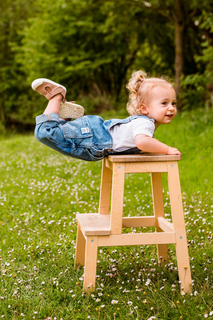 Kinderportret genomen tijdens een familieshoot in de natuur door een fotograaf te Zwevegem