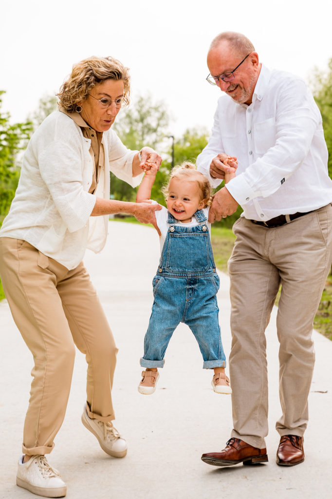 Familieshoot met grootouders tijdens golden hour in het groen door fotograaf te Zwevegem