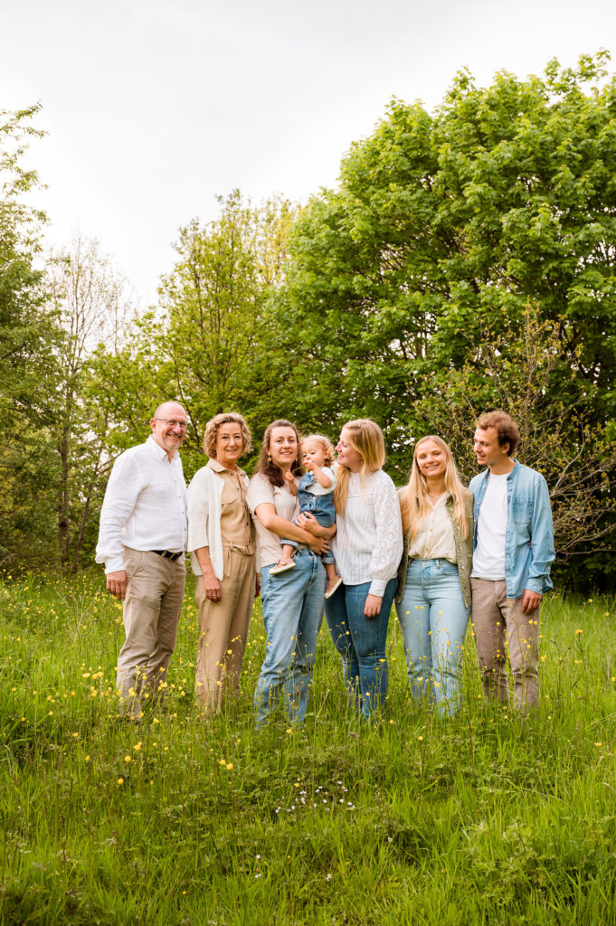 Familieshoot met grootouders tijdens golden hour in het groen door fotograaf te Zwevegem