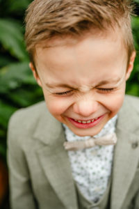 Kinderportret voor communie jongen in de serre van plantentuin Meise