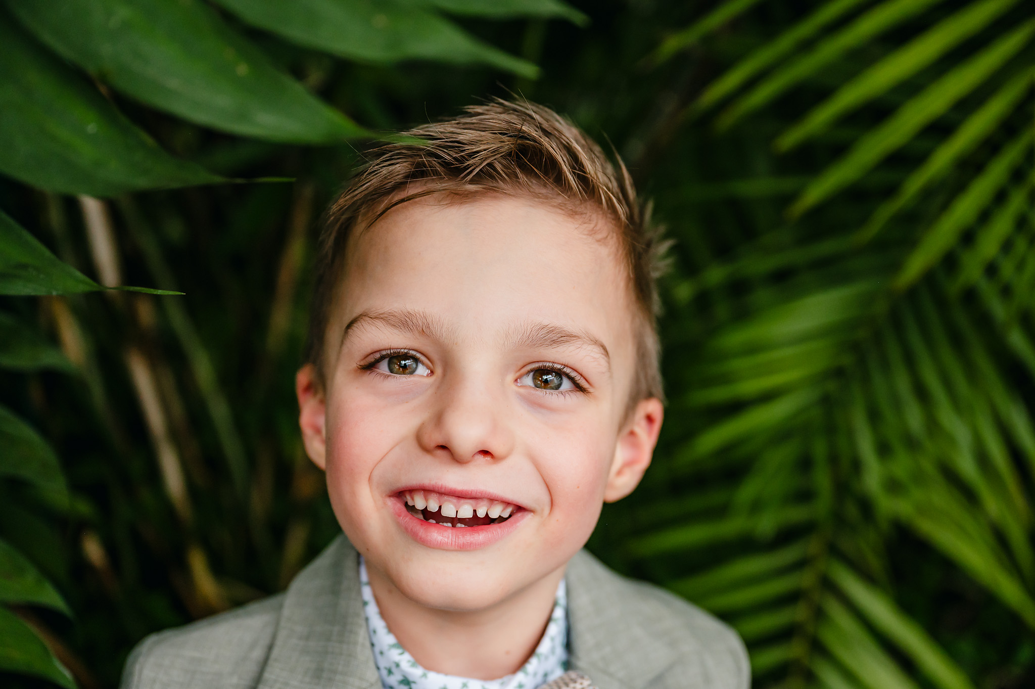 Kinderportret voor communie jongen in de serre van plantentuin Meise