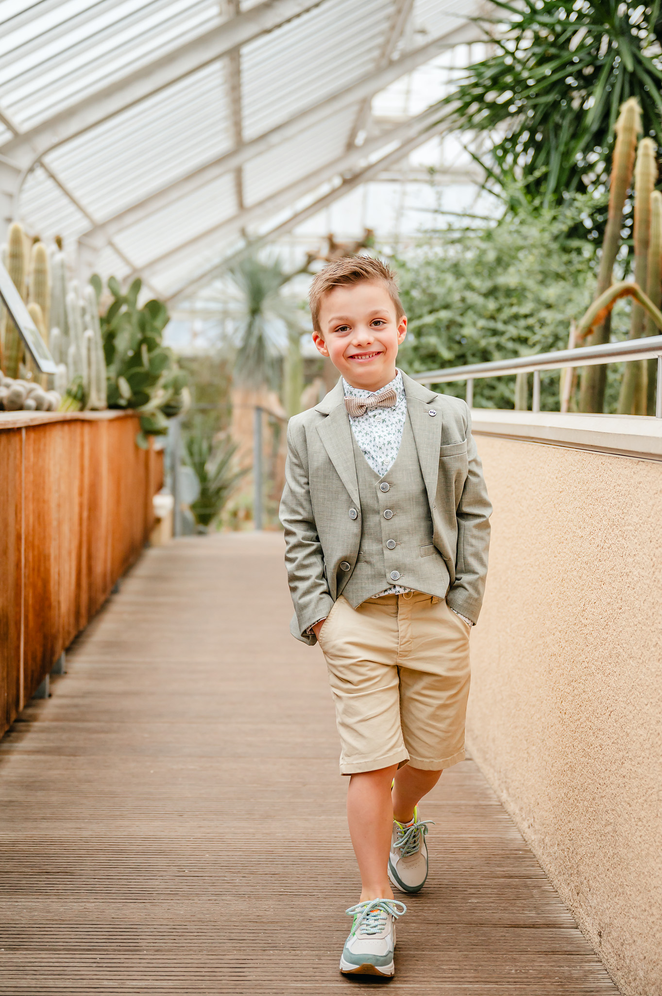 Kinderportret voor communie jongen in de serre van plantentuin Meise